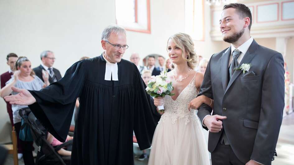 Ein Paar lässt sich in der evangelischen Kirche Ransbach-Baumbach (Westerwald) trauen Ein Paar lässt sich in der evangelischen Kirche Ransbach-Baumbach (Westerwald) trauen