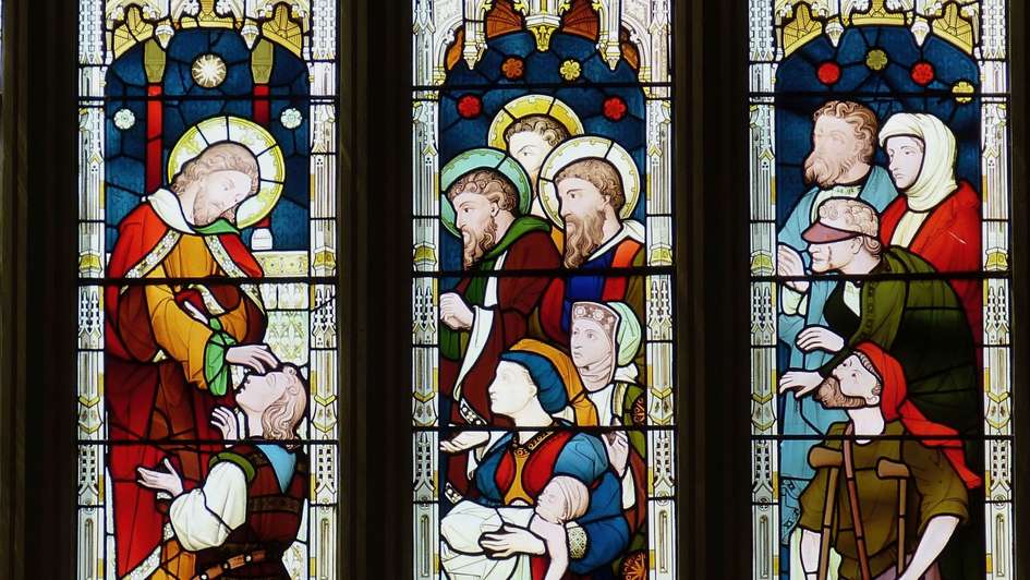 Glasfenster von Thomas Bosdet, Bath Abbey, UK: Jesus heilt die Kranken Glasfenster von Thomas Bosdet, Bath Abbey, UK: Jesus heilt die Kranken