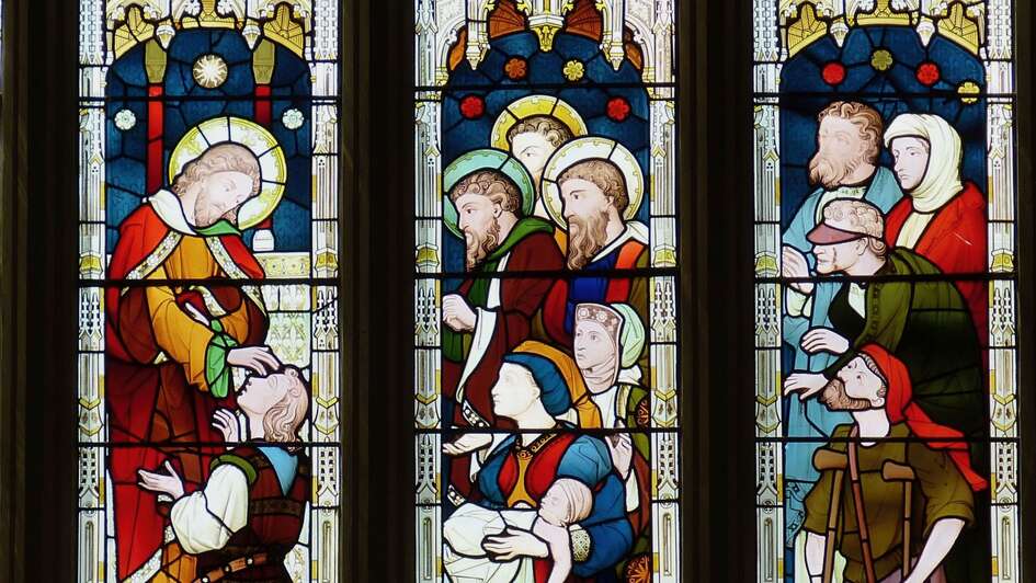 Glasfenster von Thomas Bosdet, Bath Abbey, UK: Jesus heilt die Kranken Glasfenster von Thomas Bosdet, Bath Abbey, UK: Jesus heilt die Kranken