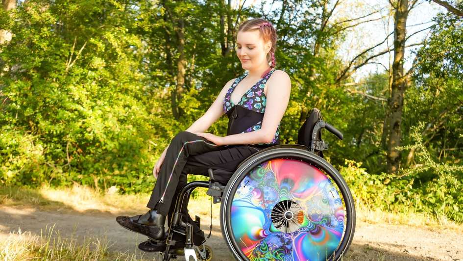 Inklusive Mode: Eine junge Frau im Rollstuhl trägt Kleidung des Labels Wundersee Fashion