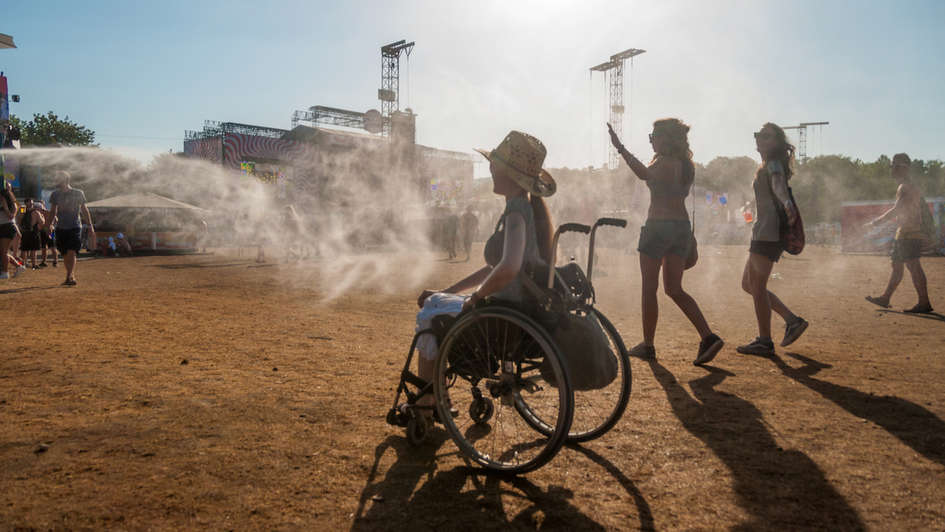 Mit dem Rollstuhl auf einem Festival