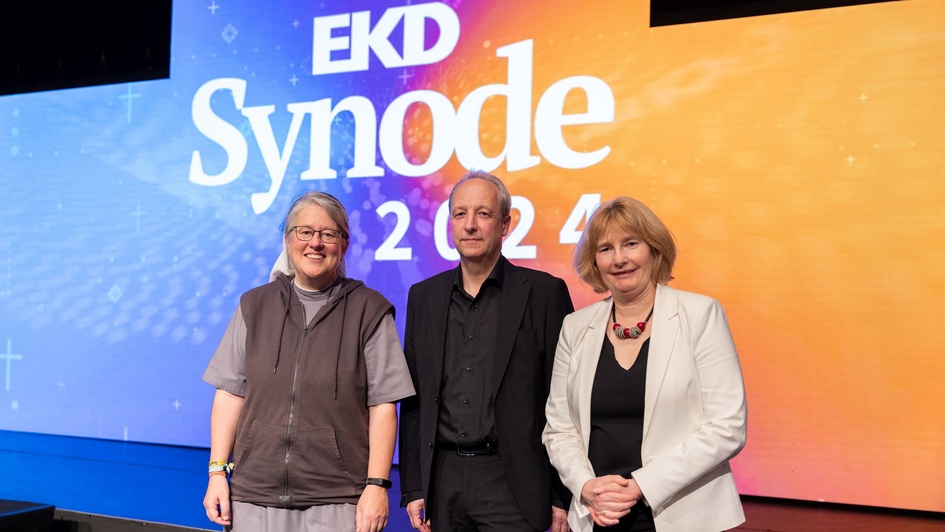 Gruppenbild Nicole Grochowina, Christian Stäblein und Susanne Bei der Wieden nach ihrer Wahl in den Rat der EKD Gruppenbild Nicole Grochowina, Christian Stäblein und Susanne Bei der Wieden nach ihrer Wahl in den Rat der EKD