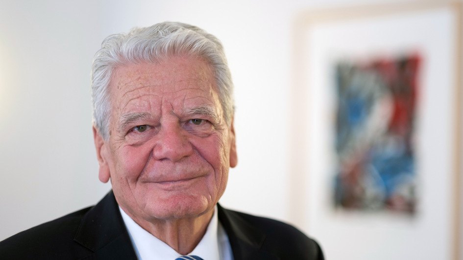 Seine Karriere war Joachim Gauck (Foto vom 20.01.2025) nicht in die Wiege gelegt. Geboren im Krieg, verbrachte er eine praegende Lebenszeit in der DDR. Gauck wurde Pfarrer, spaeter Bundespraesident. Am 24. Januar wird er 85 und ist weiter ein gefragter Ge Seine Karriere war Joachim Gauck (Foto vom 20.01.2025) nicht in die Wiege gelegt. Geboren im Krieg, verbrachte er eine praegende Lebenszeit in der DDR. Gauck wurde Pfarrer, spaeter Bundespraesident. Am 24. Januar wird er 85 und ist weiter ein gefragter Ge