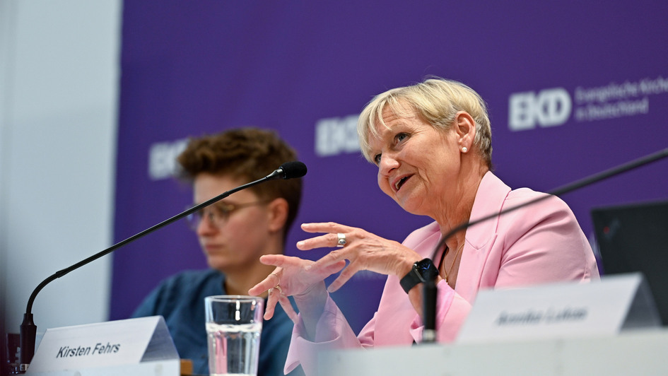 Ratsvorsitzende der EKD, Bischoefin im Sprengel Hamburg und Luebeck, Kirsten Fehrs (r) und Praeses der Synode der Evangelischen Kirche in Deutschland, Anna-Nicole Heinrich, sprechen waehrend einer Pressekonferenz der 5. Tagung der 13. Synode der EKD in Wu