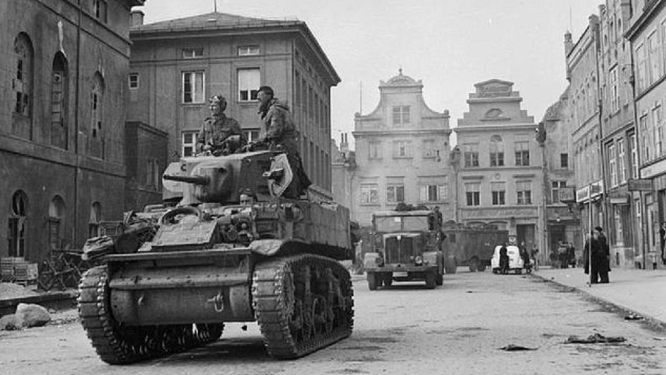 Alliierte Truppen besetzten zunächst Teile in Westmecklenburg. In Schwerin besetzten am 2. Mai 1945 US-amerikanische Truppen kampflos die Stadt Alliierte Truppen besetzten zunächst Teile in Westmecklenburg. In Schwerin besetzten am 2. Mai 1945 US-amerikanische Truppen kampflos die Stadt