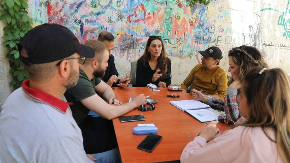 Dima Qassem mit Schriftsteller:innen der Kalima Group Dima Qassem mit Schriftsteller:innen der Kalima Group