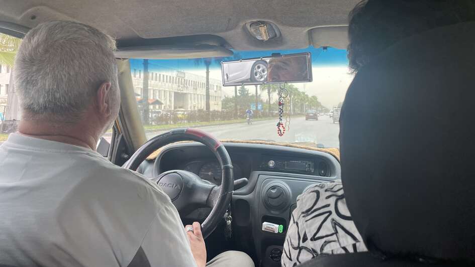 In einem Taxi auf der Fahrt durch Damaskus In einem Taxi auf der Fahrt durch Damaskus