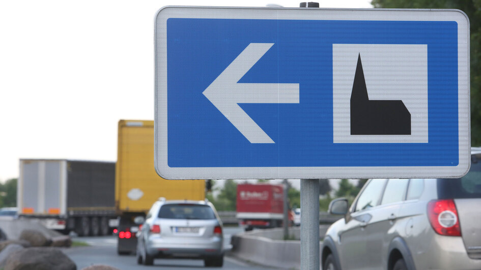 Die Autobahnkirche Rhynern an der BAB 2 bei Hamm, eine ehemalige denkmalgeschützte Tankstelle, ist seit 2009 Autobahnkirche (Foto vom 04.06.2013; Hinweisschild zur Kirche). Zu Beginn der sommerlichen Reisesaison machen die Autobahnkirchen am 16. Juni mit