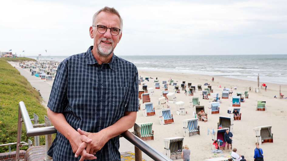 Inselpastor Jan Janssen an der Strandpromenade am Ortskern von Wangerooge (Foto vom 12.07.2025). Der gebuertige Niedersachse wurde 2021 zum Gemeindepastor auf Wangerooge gewaehlt. Wangerooge gehoert als einzige der Ostfriesischen Inseln zum Gebiet der Eva