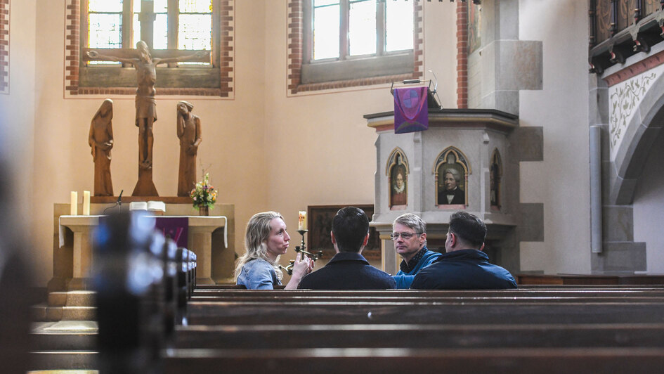 Pastorin Kristina Hagen-Wollnik und Pastor Sven Quittkat im Gespraech mit Fluechtlingen in der Kirche der evangelischen Stephansstift-Gemeinde in Hannover (Foto vom 07.04.2025). Das Kirchenasyl geraet in der Politik zunehmend in die Kritik. Die Gemeinden
