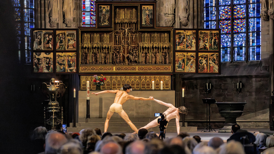 Taenzerinnen und Tae¤nzer des Balletts Dortmund im Altarraum der Dortmunder Reinoldikirche (Foto vom 05.10.2025). In der Gottesdienstreihe 'Ballett trifft Kirche' in Kooperation mit dem Theater Dortmund waren dort Szenen aus dem Ballett 'Carmina Burana' z