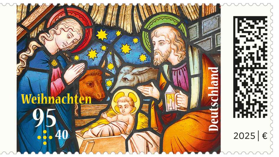 Motiv der Weihnachtsmarke 2025: Kirchenfenster in der Nikolaus-Gallus-Kapelle in Regensburg.