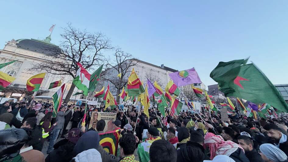 In Hamburg demonstrieren Menschen für Solidarität mit der kurdischen Minderheit in Syrien