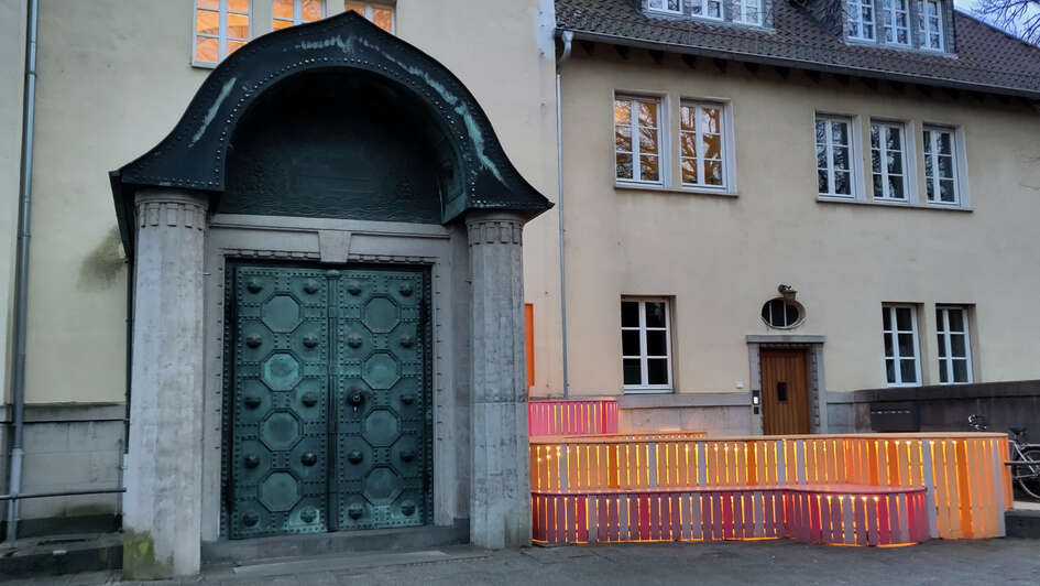 Lichtinstallation neben dem Eingang der Friedenskirche in Offenbach