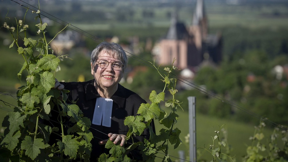 Pfarrerin Manuela Rimbach-Sator in den Weinbergen bei Oppenheim