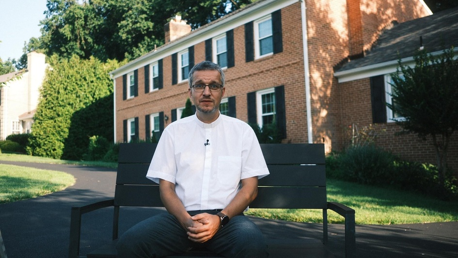 Pfarrer Volker Metzler sitz vor dem Pfarrhaus in Potomac/USA