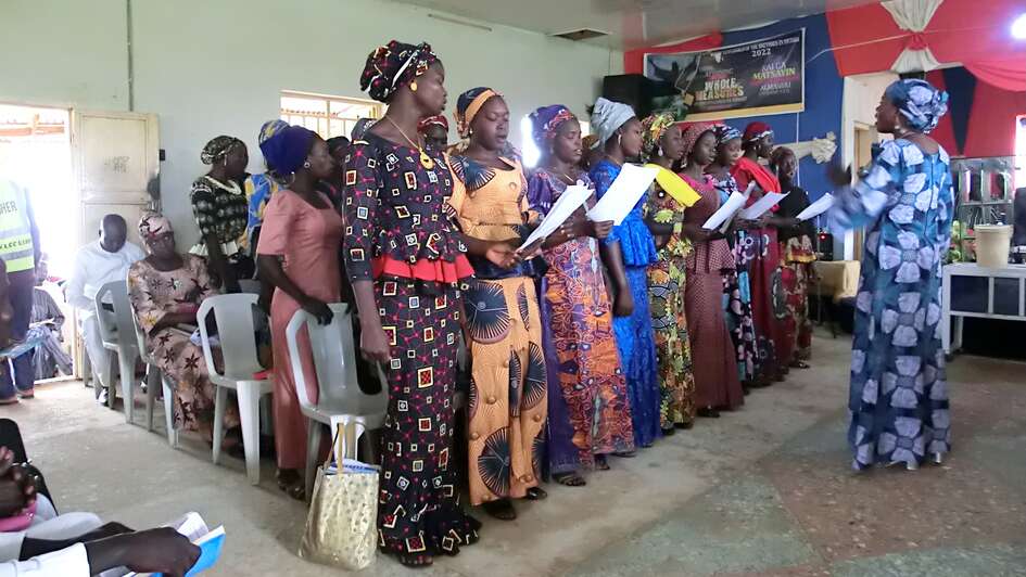 Ein Frauenchor singt im Gottesdienst einer Gemeinde der Ekklesiyar Yan’uwa/EYN (Kirche der Geschwister) in Nigeria