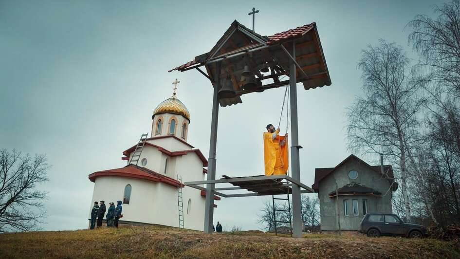 Glockenturm und Kirche St. Spiridon in dem ostukrainischen Dorf Selenyi Haj (Foto 2015)