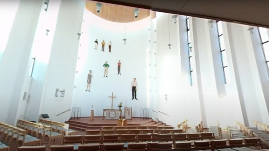 Innenansicht einer Kirche. Atarraum mit Figuren von Menschen Innenansicht einer Kirche. Atarraum mit Figuren von Menschen