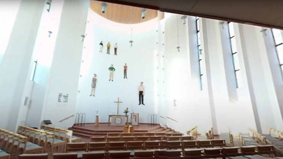 Innenansicht einer Kirche. Atarraum mit Figuren von Menschen