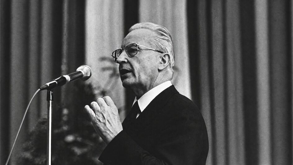 Porträt von Landesbischof Helmut Claß. Vor 50 Jahren leitete er die Kommission, die ein wichtiges Forum für den Austausch und die Zusammenarbeit von Kirchen, Missionswerken und christlichen Hilfsorganisationen in Deutschland mit ihren Partnern im Mittlere