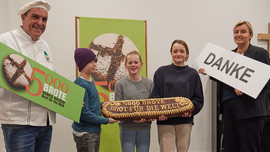 Im Bild vlnr.: Karsten Berning, Konfirmanden und Dagmar Pruin. Sie tauschten sich mit den Konfirmandinnen und Konfirmanden der Gemeinde ueber die Bedeutung und den Wert von Brot sowie das Teilen des Brotes aus. Mit der Aktion „5.000 Brote - Konfis backen Im Bild vlnr.: Karsten Berning, Konfirmanden und Dagmar Pruin. Sie tauschten sich mit den Konfirmandinnen und Konfirmanden der Gemeinde ueber die Bedeutung und den Wert von Brot sowie das Teilen des Brotes aus. Mit der Aktion „5.000 Brote - Konfis backen