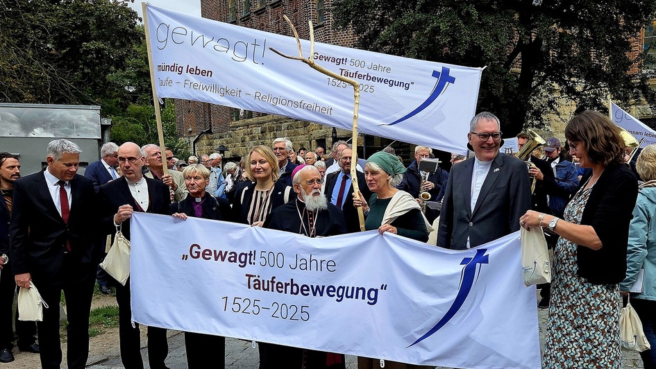 Christoph Stiba (Generalsekretär des Bundes Evangelisch-Freikirchlicher Gemeinden), Martin Schmitz-Bethge (Pastor der Mennonitengemeinde zu Hamburg und Altona, Kirsten Fehrs (Ratsvorsitzende der EKD), Natalie Georgi (Präsidentin des Bundes Evangelisch-Fre