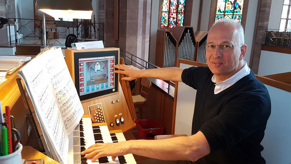 Organist Peter Ammer an der Orgel der Nagolder Stadtkirche