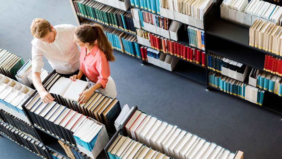 Menschen in einer Bibliothek