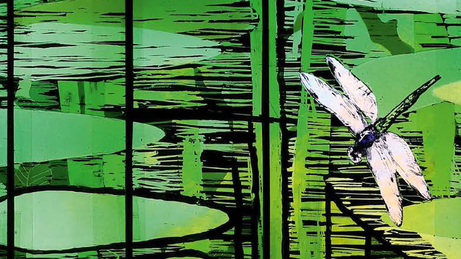Ausschnitt aus einem Kirchenfenster: Libelle auf grünem Hintergrund
