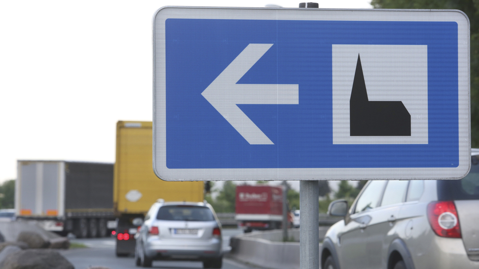 Ein Schild weist den Weg zur Autobahnkirche Ein Schild weist den Weg zur Autobahnkirche