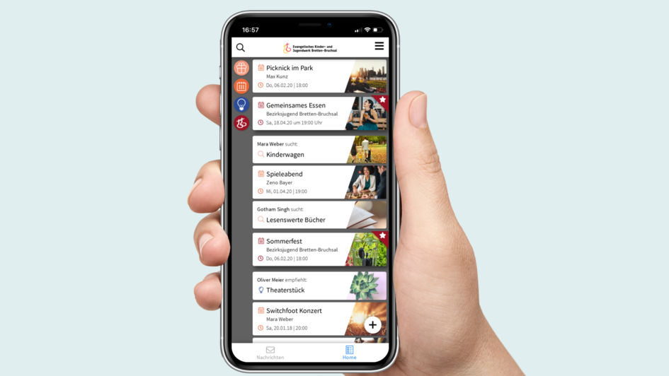 Hand mit Handy. Darauf Übersicht der App Hand mit Handy. Darauf Übersicht der App