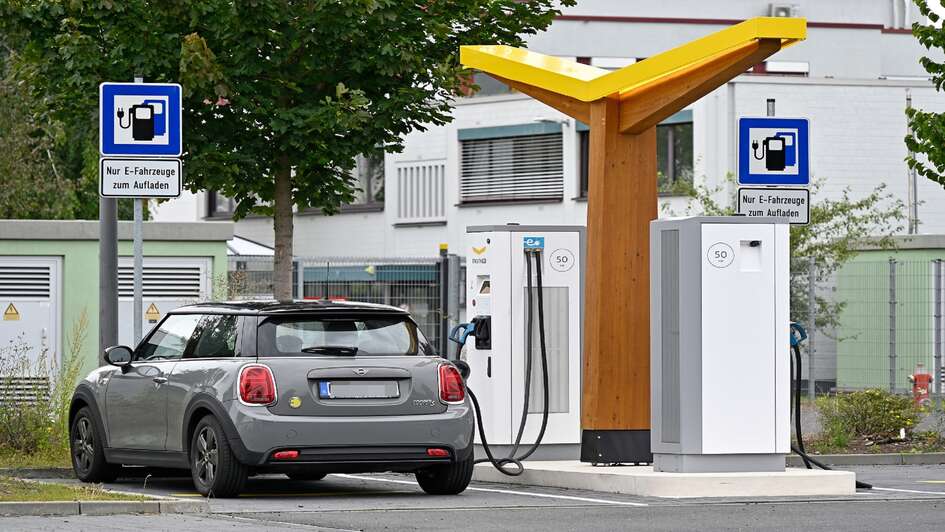 Zu sehen ist ein Mini. Er steht an einer Ladesaeule für E-Autos.