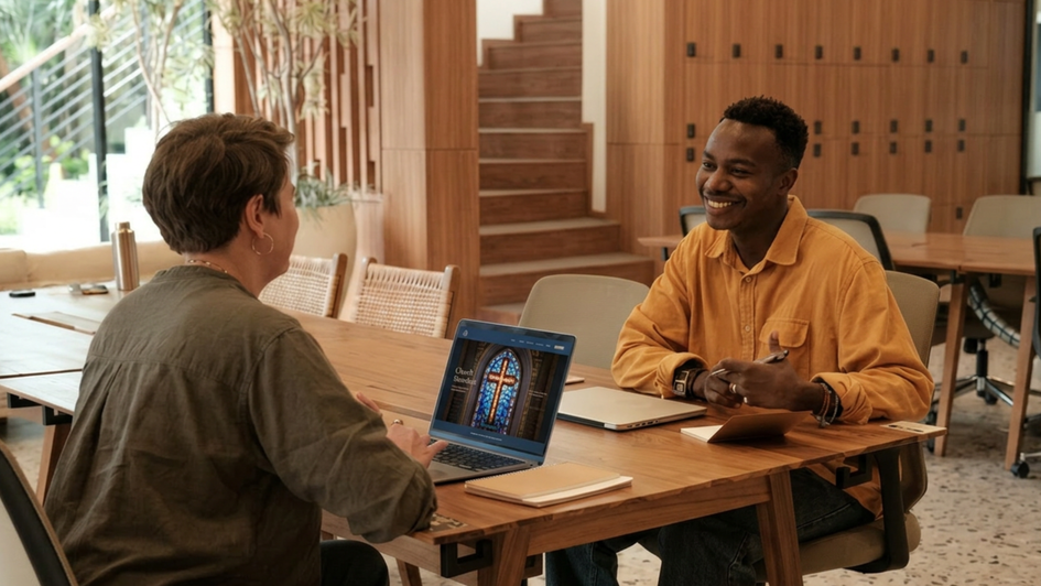 Meeting mit laptop zu Kirche