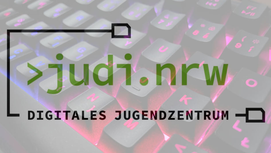 Logo: Mittig in grüner Schrift >judi.nrw umrandet von einem stilisierten Kabel in schwarzer Farbe und dem Schriftzug Digitales Jugendzentrum. Dahinter abgetönt ein Auschnitt einer Gaming-Tastatur mit LED-Beleuchtung Logo: Mittig in grüner Schrift >judi.nrw umrandet von einem stilisierten Kabel in schwarzer Farbe und dem Schriftzug Digitales Jugendzentrum. Dahinter abgetönt ein Auschnitt einer Gaming-Tastatur mit LED-Beleuchtung