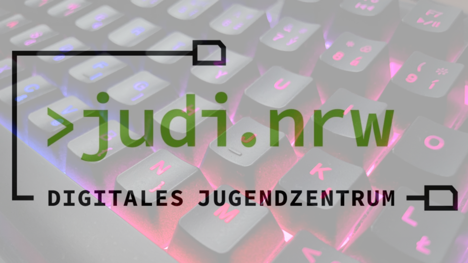 Logo: Mittig in grüner Schrift >judi.nrw umrandet von einem stilisierten Kabel in schwarzer Farbe und dem Schriftzug Digitales Jugendzentrum. Dahinter abgetönt ein Auschnitt einer Gaming-Tastatur mit LED-Beleuchtung