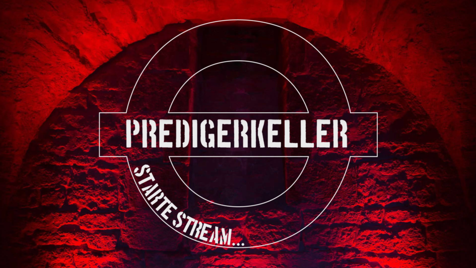 Logo des Twitch-Kanals Predigerkeller: Im Hintergrund ist ein rot angeleuchtetes Gewölbe zu erkennen. Im Vordergrund ist das weiße Logo, ein Kreis mit einem Horizontalen Strich der mit der Aufschrift 'Predigerkeller'.