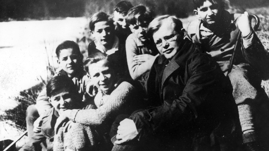 Dietrich Bonhoeffer mit einer Konfirmandengruppe beim Ausflug in den Harz 1932