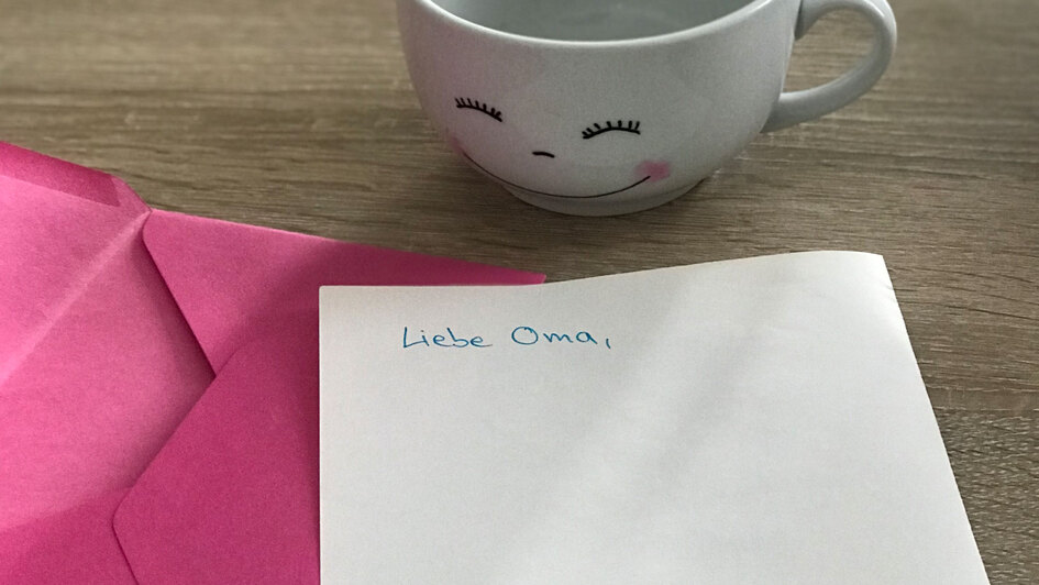 Symbolbild - Oma einen Brief schreiben Symbolbild - Oma einen Brief schreiben