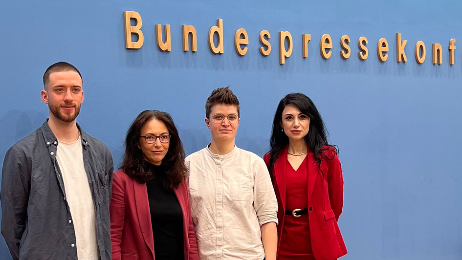 Matthias Keussen, Yasmin Fahimi, Anna-Nicole Heinrich und Eter Hachmann, Vorsitzende Dachverband der Migrant*innenorganisationen in Ostdeutschland (DaMOst) (v.l.). Matthias Keussen, Yasmin Fahimi, Anna-Nicole Heinrich und Eter Hachmann, Vorsitzende Dachverband der Migrant*innenorganisationen in Ostdeutschland (DaMOst) (v.l.).
