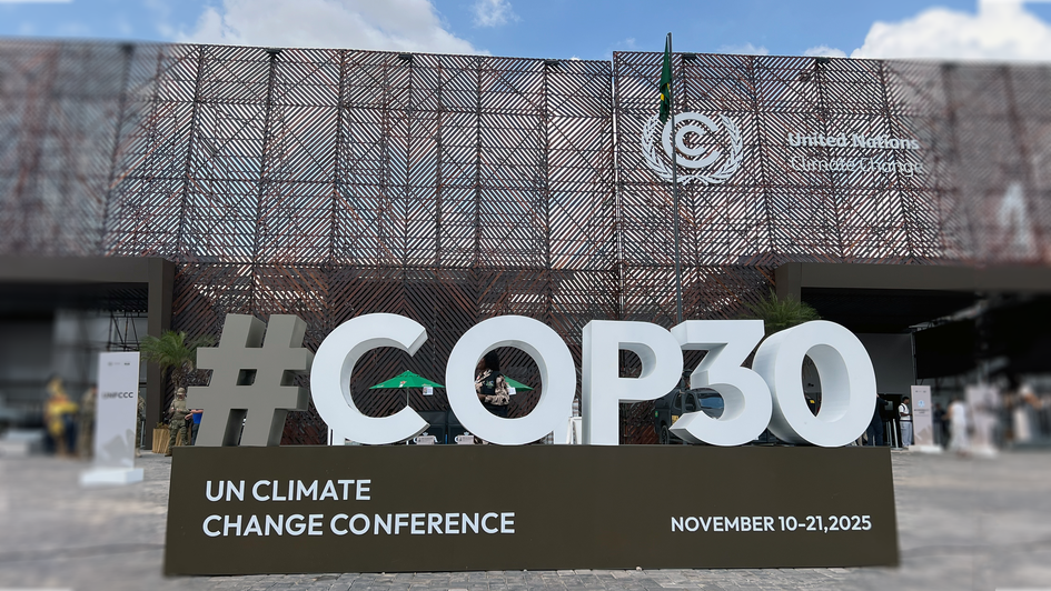 Eingang mit Logos und Schriftzügen zum Tagungsort der COP30 Brasil in Belém