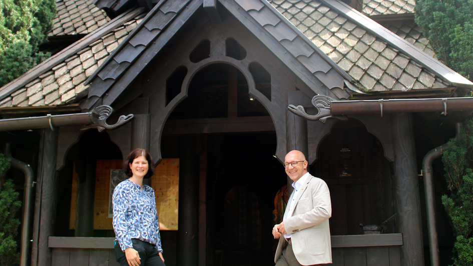 Die beiden Seelsorger des Europa-Parks, Thomas Schneeberger (r) und Andrea Ziegler, vor der Stabkirche in Rust (Foto vom 22.04.2025).