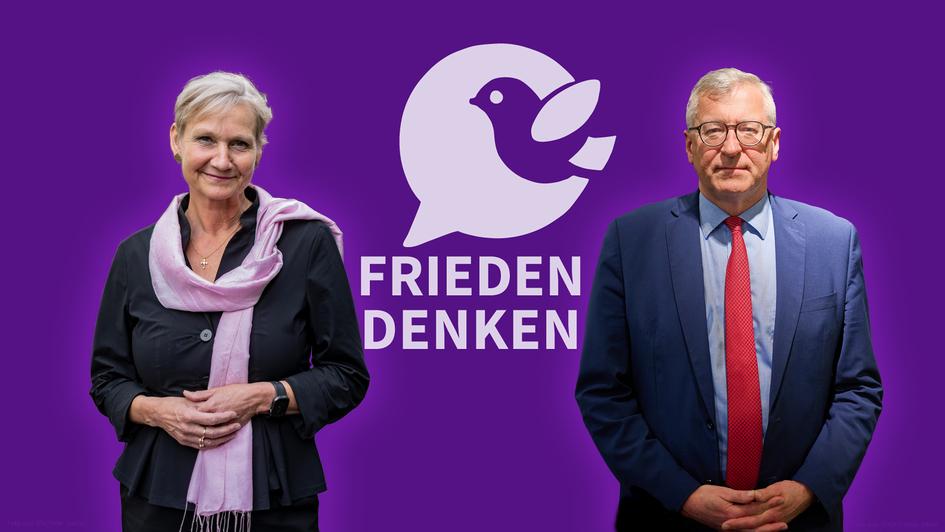 Kirsten Fehrs und Militärbischof Bernhard Felmberg vor dem Logo des Podcasts ‚Frieden Denken‘ mit Friedenstaube.
