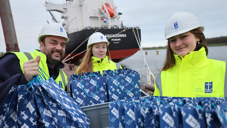 Die Bremer Seemannsmission besucht am 03.12.24 im Hafen von Bremen den nagelneuen Erzfrachter „Aquadonna“, dessen Ladung dort gerade geloescht wird. Sie bringen Weihnachtstueten fuer alle Bordmitglieder. Die Bremer Seemannsmission besucht am 03.12.24 im Hafen von Bremen den nagelneuen Erzfrachter „Aquadonna“, dessen Ladung dort gerade geloescht wird. Sie bringen Weihnachtstueten fuer alle Bordmitglieder.