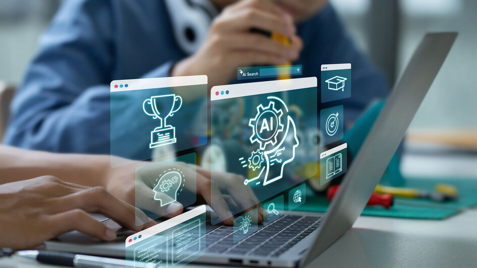 Kind arbeitet an einem Laptop. Darüber sind digitale Symbole zu künstlicher Intelligenz.