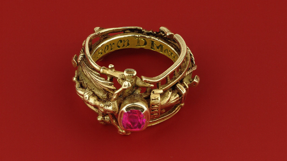 Ring der Katharina von Bora von 1525 (Foto). Er besteht aus einem inneren schmalen Goldreif, vermutlich der eigentliche Trauring, mit der Gravur 'Catharina v Boren D Martinus Lutherus' auf der Unterseite.