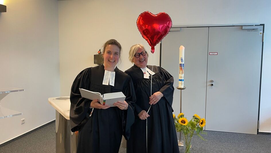Die beiden Pfarrerinnen Mirjam Biskamp-Kraemer und Christiane Eßer-Kapp in der Flughafenkapelle in Frankfurt