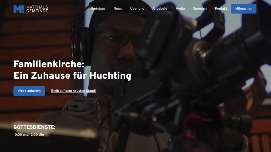 Startseite der Website der Ev. Matthäus-Gemeinde Bremen-Huchting. Im Hintergrund eine filmende Person mit Kamera, im Vordergrund Text: „Familienkirche: Ein Zuhause für Huchting“. Navigationsmenü und Buttons oben sichtbar.