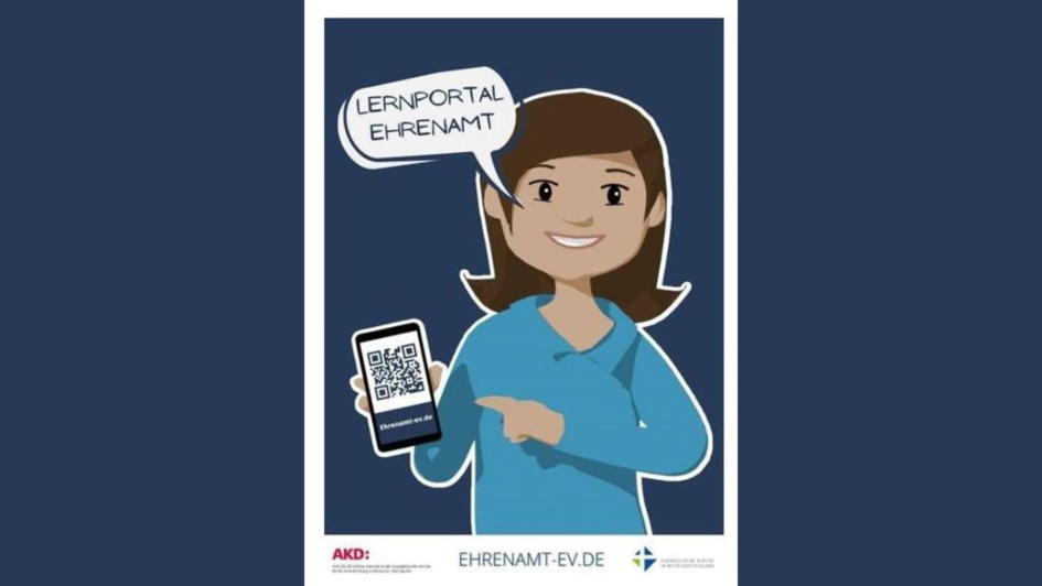 Illustration einer lächelnden Person mit braunen Haaren und türkisfarbenem Oberteil, die ein Smartphone mit QR-Code hochhält. In einer Sprechblase steht „Lernportal Ehrenamt“. Am unteren Bildrand ist die Website ehrenamt-ev.de sowie das Logo der Evangelis