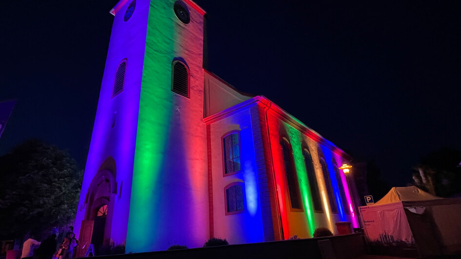 In bunten Farben angestrahlte Kirche In bunten Farben angestrahlte Kirche